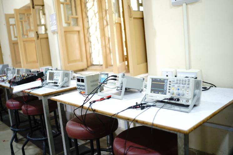 this is Electronics Devices & Circuits Lab image